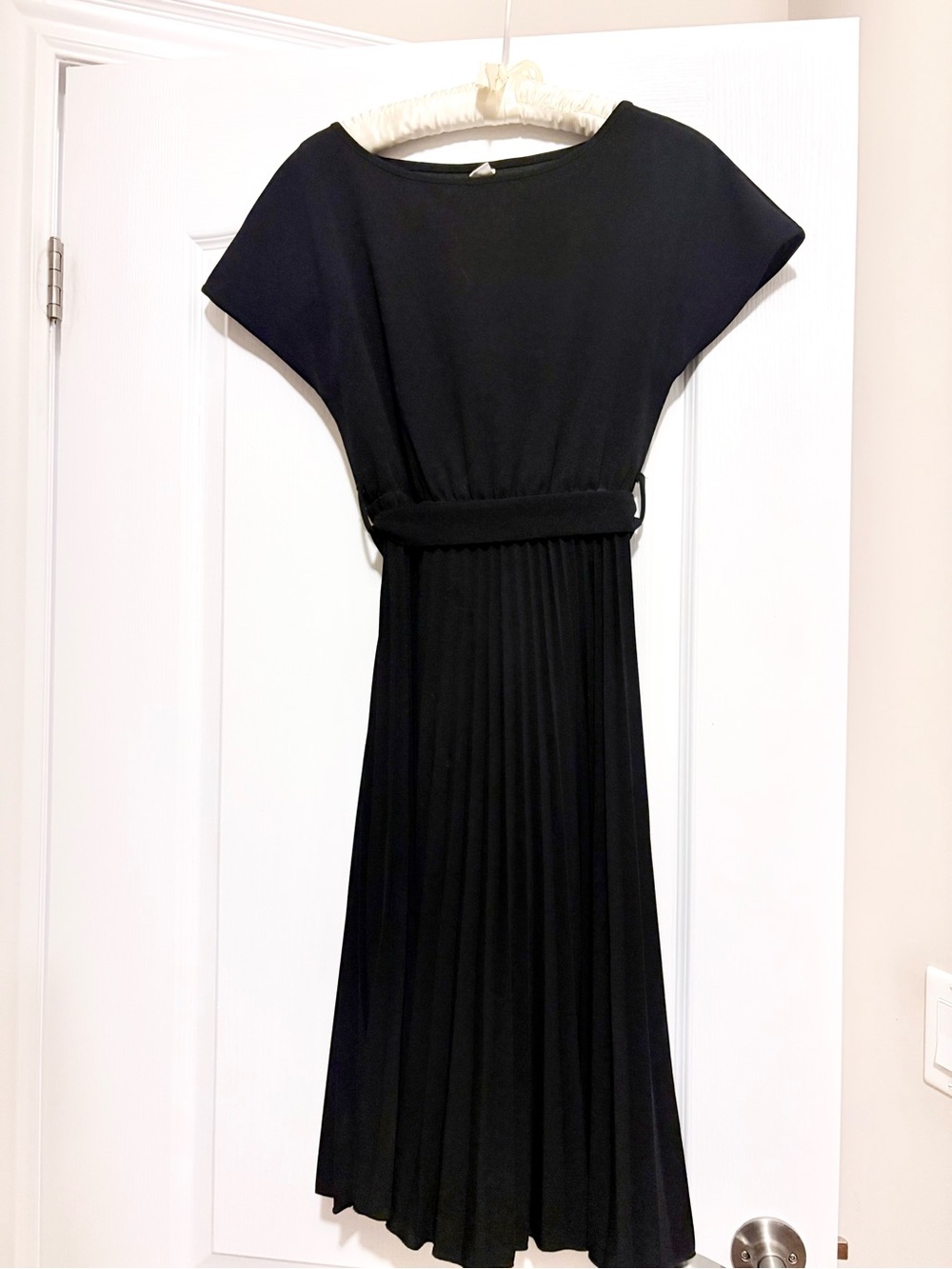 Source Unknown Black Pleated Midi Dress with Belted Waist